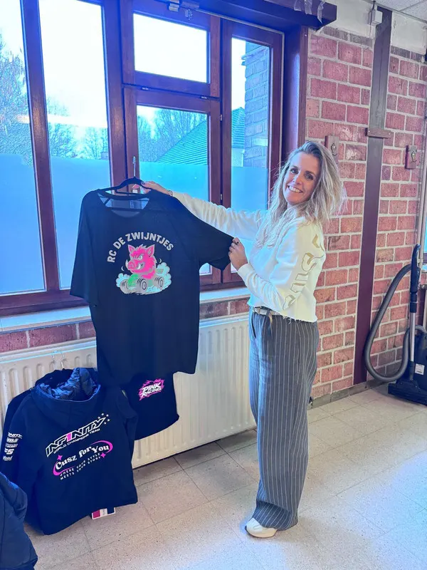 Zwart T-shirt met custom opdruk