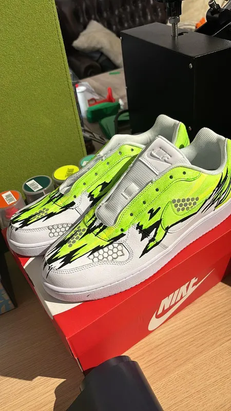 Witte sneakers met neongele custom print